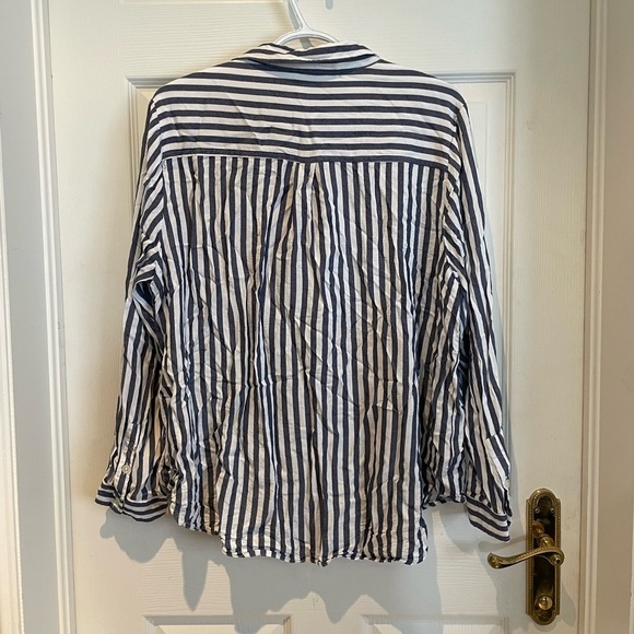 Women’s casual vneck button up - Picture 3 of 3